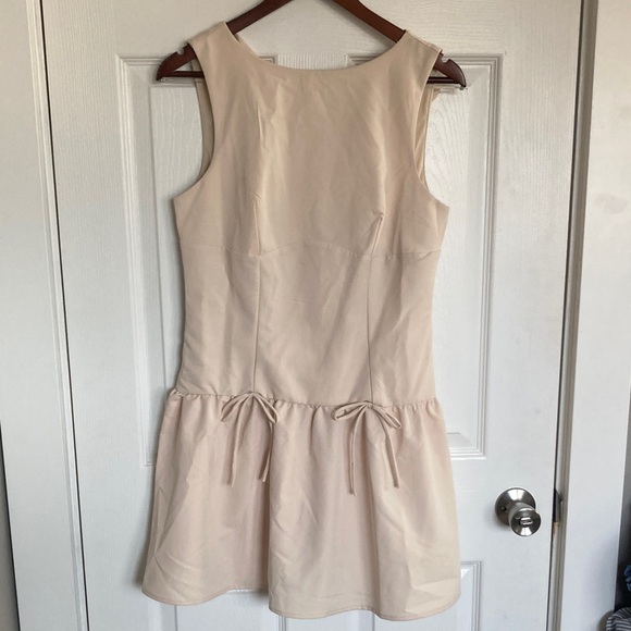 Elegant Cream Sleeveless Dress - Picture 1 of 5